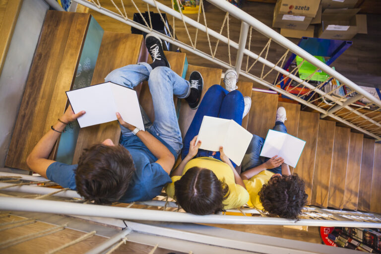 El aprendizaje del inglés ha evolucionado más allá de la clase tradicional. El método del aula invertida (flipped classroom) propone que el estudiante realice fuera del aula la exposición a nuevos contenidos (videos, lecturas, ejercicios guiados) y utilice el tiempo de clase para practicar, resolver dudas y aplicar lo aprendido con acompañamiento del docente. Este enfoque incrementa la participación, mejora la comprensión y acelera el progreso comunicativo.
